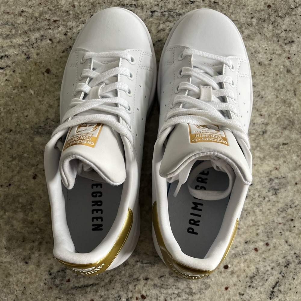 Adidas Stan Smith Women’s Sneakers Size 6. Like new, worn only a few times
